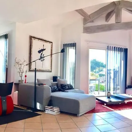 Avec Piscine. A 300m Villa