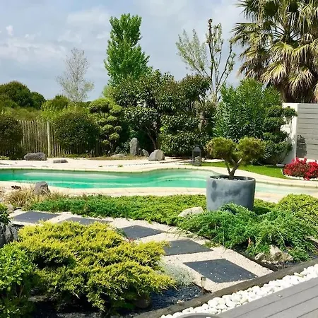 Avec Piscine. A 300m Villa *